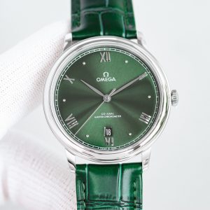 BLS Omega De Ville Collection     Original Mold Master Chronometer This timepiece is crafted from stainless steel, featuring a domed dial treated with deep blue PVD coating. Its surface bears irregular vertical grooves arranged in an asymmetrical pattern, creating a sunray-brushed finish. Particularly striking are the rhodium-plated hands, Roman numeral hour markers, and alternating cabochon-cut hour indices.A date window is positioned at the 6 o'clock mark, while the dial is adorned with a "railway" minute track, complementing the watch's minimalist aesthetic. It is fitted with a stainless steel bracelet. Buckle type: butterfly clasp. Powered by the Omega 8800 Master Chronometer movement with a black balance wheel, the movement's elegant operation is clearly visible through the scratch-resistant sapphire crystal caseback.